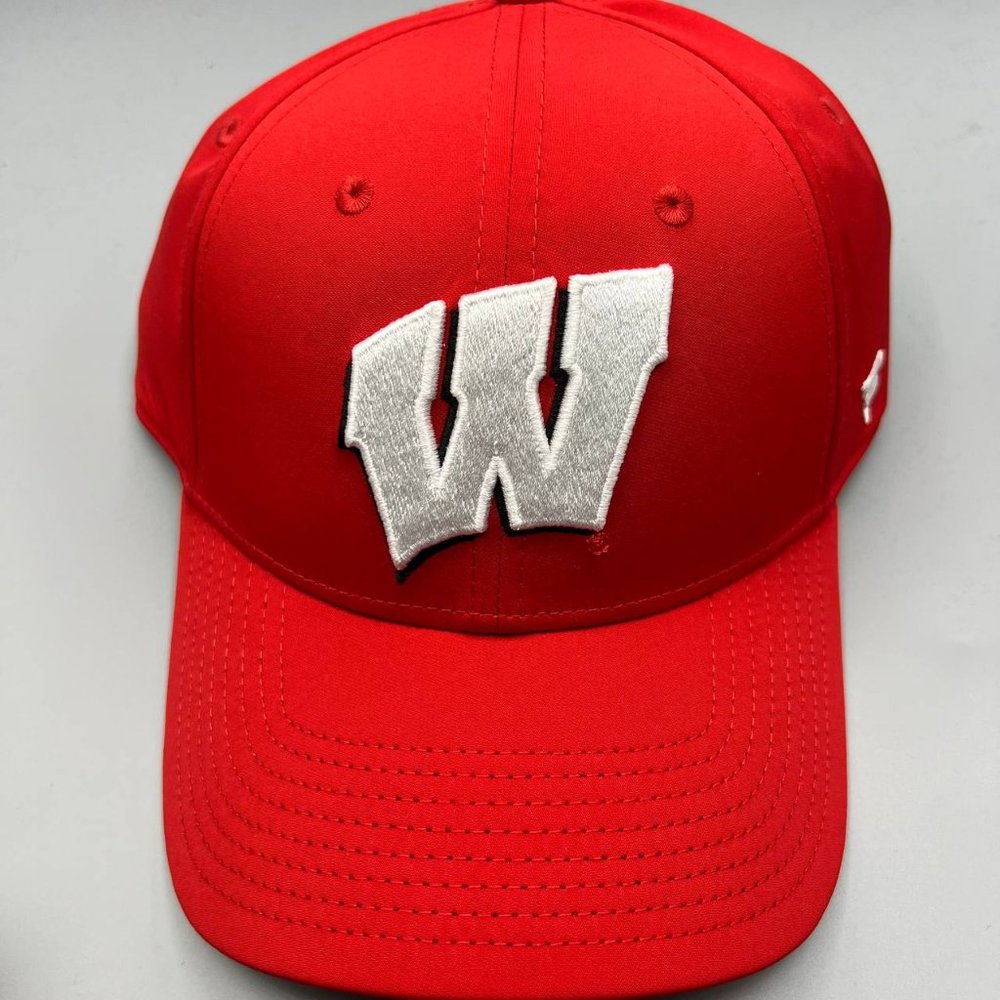 Wisconsin Badgers Hat Men Medium - Large Fanatics NCAA Stretch Fitted Cap New